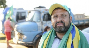 Líder de caminhoneiros ameaça com paralisação e acusa governo de marketing